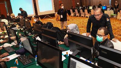General Election Commission (KPU) Chairman Hasyim Asy’ari (second right) inspects the administrative verification of documents of prospective political parties for the 2024 General Elections at the Borobudur Hotel in Jakarta, August 7.
Antara/Sigid Kurniawan
