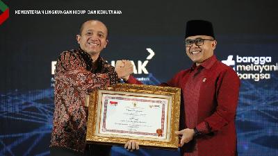 Sekretaris Jenderal KLHK Bambang Hendroyono, mewakili Menteri LHK, menerima penghargaan yang diserahkan oleh Menteri PAN-RB Abdullah Azwar Anas pada acara Penganugerahan Bersama Pelayanan Publik dan Reformasi Birokrasi di Jakarta, Selasa, 6 Desember 2022.