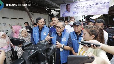 Menteri Perdagangan Zulkifli Hasan meninjau harga barang kebutuhan kok (bapok) di Pasar Natar, Kabupaten Lampung Selatan, Provinsi Lampung, Rabu, 28 Desember 2022.
