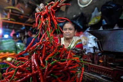 Pedagang merapikan cabai merah di Jakarta, 12 Juli 2022. Tempo/Tony Hartawan