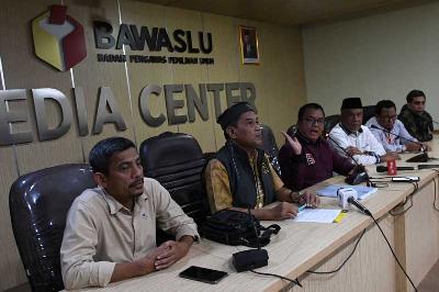 Ketua Tim Advokasi Hukum Partai Ummat Denny Indrayana (ketiga kiri) menyampaikan keterangan kepada wartawan setelah menyerahkan berkas permohonan penyelesaian sengketa proses Pemilu 2024 di Bawaslu, Jakarta, 16 Desember 2022. ANTARA/Aditya Pradana Putra