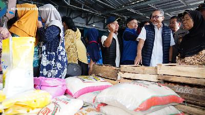 Menteri Perdagangan Zulkifli Hasan meninjau ketersediaan dan harga barang kebutuhan pokok menjelang Tahun Baru 2023 di Pasar Sukorejo, Kendal, Jawa Tengah, Kamis, 29 Desember 2022.