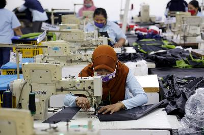 Pekerja menyelesaikan pembuatan pakaian di pabrik garmen di Tangerang, Banten. TEMPO/M. Taufan Rengganis