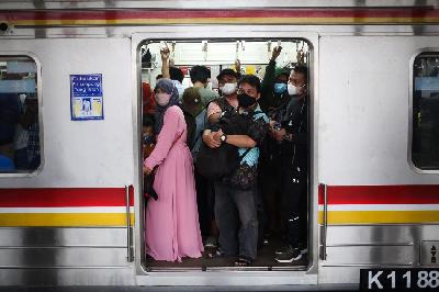 Penumpang KRL Commuter Line menunggu keberangkatan di Stasiun Manggarai, Jakarta, 13 Mei 2022. TEMPO / Hilman Fathurrahman W