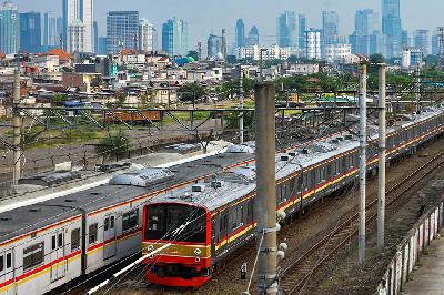 KRL Commuter Line melintas di Tanah Abang, Jakarta, 10 Mei 2022. TEMPO/Tony Hartawan