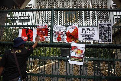 Aktivis bersama keluarga korban tragedi Trisakti, penculikan dan kerusuhan 1998, menempelkan poster saat melakukan unjuk rasa di depan kantor Kejaksaan Agung, Jakarta. Dok Tempo/Seto Wardhana