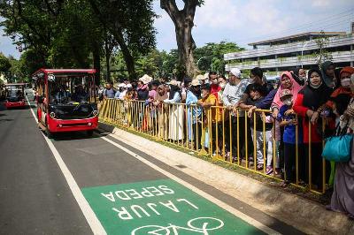 Wisatawan saat menunggu angkutan wisata gratis untuk berkeliling di Taman Mini Indonesia Indah, Jakarta, 21 Desember 2022. TEMPO/Hilman Fathurrahman W