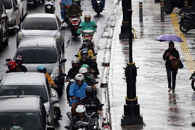 Suasana hujan di kawasan Margonda, Depok, Jawa Barat, 26 Desember 2022. TEMPO/M Taufan Rengganis