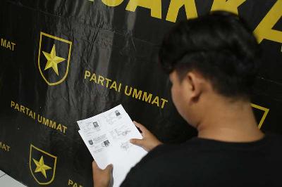 Petugas Partai Ummat mempersiapkan berkas untuk verifikasi oleh KPU di Kantor DPD Partai Ummat Depok, Jawa Barat, 7 April 2022. TEMPO/M Taufan Rengganis