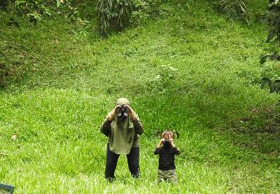 Desi Ayu Triana (kiri) mengajak putrinya, Kenkyona, melakukan birdwatching atau pengamatan burung. Dok Pribadi