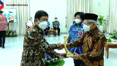 Wakil Presiden Ma'ruf Amin memberikan penghargaan Proper Emas kepada Direktur Utama Pertamina Patra Niaga, Alfian Nasution di Istana Wakil Presiden, Jakarta, Kamis, 29 Desember 2022.