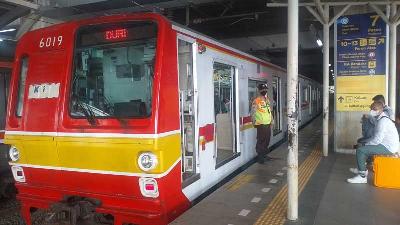 Calon penumpang KRL di Stasiun Manggarai, Jakarta, 14 Desember 2022. TEMPO/Subekti