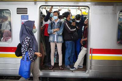 Penumpang KRL Commuter Line menunggu keberangkatan di Stasiun Manggarai, Jakarta, 13 Mei 2022. Tempo/Hilman Fathurrahman W