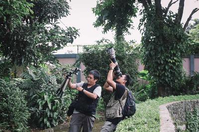 Birdwatcher Jakarta, Ady Kristanto (kanan) dan rekannya saat melakukan pengamatan burung di Taman Margasatwa Ragunan, Jakarta, 28 Desember 2022. TEMPO/M Taufan Rengganis