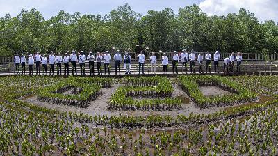 Presiden Joko Widodo (kedua belas kanan) bersama para kepala negara/kepala pemerintahan negara anggota G20 dan pimpinan organisasi internasional usai menanam mangrove saat rangkaian KTT G20 Indonesia di Taman Hutan Raya, Ngurah Rai, Denpasar, Bali, 16 November 2022. ANTARA /Media Center G20 Indonesia/Sigid Kurniawan