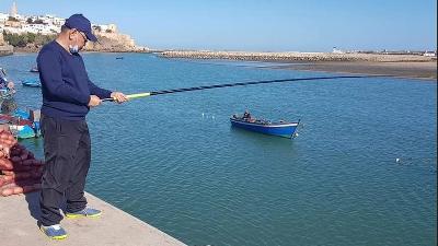 Dubes Indonesia untuk Maroko Hasrul Azwar memancing di hilir Sungai Bouregreg Maroko yang mengalir ke Samudera Atlantik. Dok. Pribadi