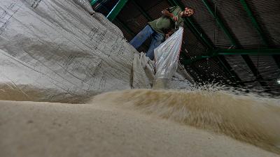 Aktivitas bongkar muat beras di Pasar Induk Beras, Cipinang, Jakarta, 29 Maret 2022.  Tempo/Tony Hartawan