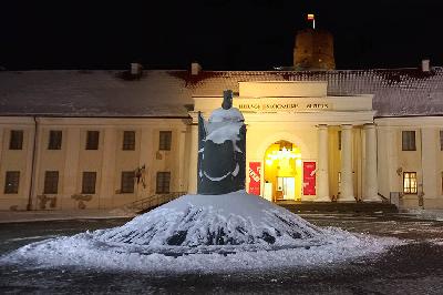 Monumen Mindaugas, raja pertama Lituania di depan Museum Nasional Lituania, 8 Desember 2022.  TEMPO/Dody Hidayat