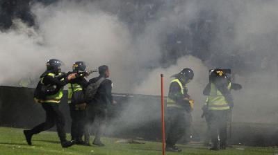 Aparat keamanan menembakkan gas air mata untuk menghalau suporter yang masuk lapangan di Stadion Kanjuruhan, Malang, 1 Oktober 2022/ANTARA /Ari Bowo Sucipto