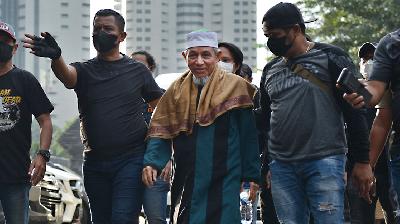 Abdul Qadir Baraja petinggi Khilafatul Muslimin tiba di Polda Metro Jaya, Jakarta, 7 Juni 2022/TEMPO/Febri Angga Palguna