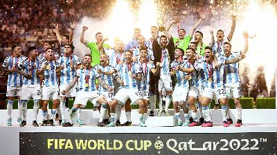 Lionel Messi bersama Tim Argentina merayakan kemenangan dalam Final Piala Dunia 2022 di Stadion Lusail, Qatara, 18 Desember 2022/REUTERS/Carl Recine/File Foto