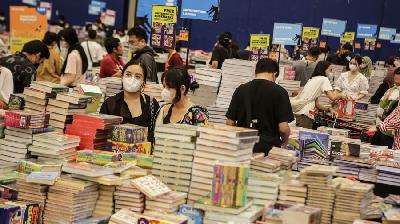 Pengunjung memilih buku yang dijual dalam bazar buku Big Bad Wolf 2022 di ICE BSD, Tangerang, Banten, 27 November 2022/ANTARA /Fauzan