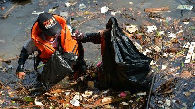 Warga memungut sampah non organik di kawasan Cijantung, Jakarta. 12 Agustus 2022/TEMPO/ Febri Angga Palguna