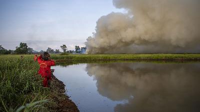 Petugas pemadam kebakaran menuju lokasi Kebakaran Lahan di Ogan Ilir (OI), Sumatera Selatan, 28 Juni 2022/ANTARA/Nova Wahyudi
