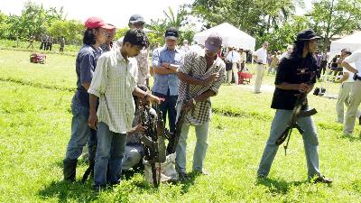 Anggota Gerakan Aceh Merdeka (GAM) saat menyerahkan senjata kepada Aceh Monitoring Mission (AMM) di Bireun, Aceh Utara, Nanggroe Aceh Darussalam (NAD), September 2005. Dok. TEMPO/Arie Basuki