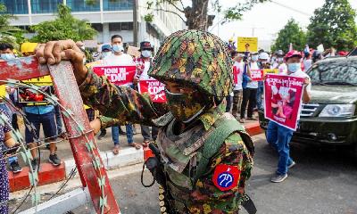 Militer berjaga didepan Bank Nasional selama demonstrasi menentang kudeta yang dilakukan militer Myanmar, di Yangon, Februari 2022. Reuters
