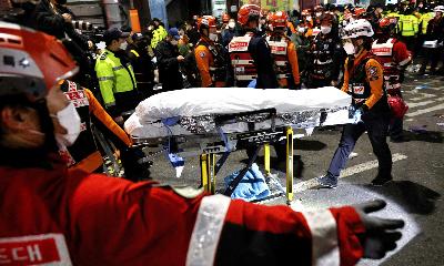 Tim penyelamat memindahkan jenazah dari lokasi festival Halloween yang memakan banyak orang tewas dan terluka di Seoul, Korea Selatan, 30 Oktober 2022. REUTERS/Kim Hong-ji/File Foto 