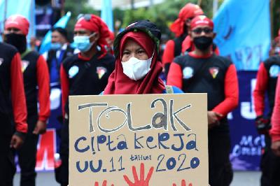 Buruh mengikuti unjuk rasa menolak Undang-undang Cipta Kerja di kawasan Patung Kuda, Monas, Jakarta, 10 November 2021. TEMPO/Magang/Ridho Fadilla
