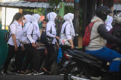 Sejumlah buruh saat pulang bekerja di salah satu pabrik Kawasan Ciracas, Jakarta Timur, 2 Januari 2023. Tempo/Hilman Fathurrahman W