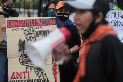 Aksi terkait Omnibus Law di depan gedung DPR RI di Jakarta. Tempo/Hilman Fathurrahman W
