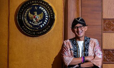 Tourism and Creative Economy Minister Sandiaga Salahuddin Uno poses in front of his office after an interview with Tempo in Jakarta, September 6, 2022. 
TEMPO/Tony Hartawan
