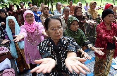 Warga lanjut usia mengikuti kegiatan outbond di Solo, Jawa Tengah. Dok. TEMPO/Andry Prasetyo