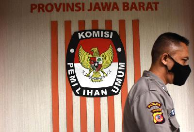 Petugas keamanan melewati koridor kantor KPU Provinsi Jawa Barat di Bandung, 28 Februari 2022. TEMPO/Prima mulia