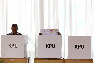 Warga mencoblos pada Pemilu 2019 di tempat pemungutan suara (TPS), Gambir, Jakarta, 17 April 2019. TEMPO/Subekti
