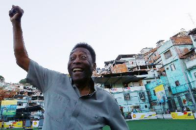 Legenda sepak bola Brasil Pele menghadiri peresmian renovasi lapangan sepak bola di daerah kumuh Mineira di Rio de Janeiro, Brasil, 10 September 2014. REUTERS/Ricardo Moraes