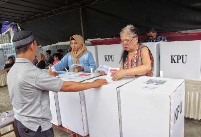 Warga memasukkan surat suara saat pemungutan suara di Tangerang Selatan. Tempo/Hilman Fathurrahman W