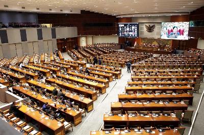 Rapat Paripurna ke-13 masa persidangan II tahun 2022-2023 di Kompleks Parlemen, Senayan, Jakarta, 15 Desember 2022. TEMPO/M Taufan Rengganis