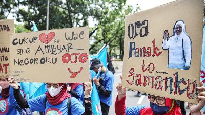 Buruh gabungan menggelar aksi menuntut pembatalan Undang-Undang Cipta di kawasan Patung Arjuna Wijaya, Jakarta, November 2021. Dok. TEMPO/Muhammad Hidayat