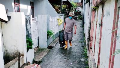 Pengumpulan Sampah dari rumah ke rumah yang di lakukan oleh petugas pengumpul sampah di Kelurahan Sekeloa, Bandung, Jawa Barat, Agustus 2021/CS NERF