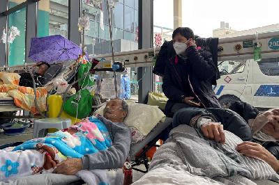 Pasien berbaring di tempat tidur di unit gawat darurat rumah sakit, di  Shanghai, China, 5 Januari 2023. REUTERS/Staff 