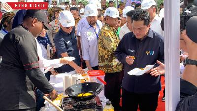 Kunjungan kerja Menteri BUMN Erick Thohir ke pabrik minyak makan merah di Deli Serdang, Sumatera Utara, Jumat, 6 Januari 2023.