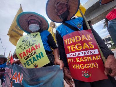 Aksi protes petani dari Kabupaten Tanjung Jabung Timur, Jambi soal penyerobotan tanah di depan gedung Kementerian Agraria dan Tata Ruang/Badan Pertanahan Nasional (ATR/BPN), 13 Desember 2022. TEMPO / Hilman Fathurrahman W