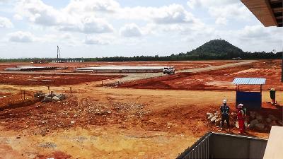 Work is underway at the construction site of the Smelter Grade Alumina Refinery (SGAR) plant by Borneo Alumina Indonesia (BAI) at Bukit Batu village, Mempawah Regency, West Kalimantan. The construction work started on December 28, 2020. 
BAI Doc.
