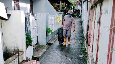 A waste management team member collects garbage from households at Sekeloa subdistrict in Bandung, West Java, August 2021. 
CS NERF

