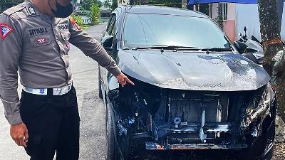 A police officer points to the damage on the car owned by Firdana Andriyadi, a member of Murung Raya General Elections Commission, Central Kalimantan. The car reportedly caught fire due to electricity short circuit during Firdana’s trip to South Kalimantan. 
Special Photo
