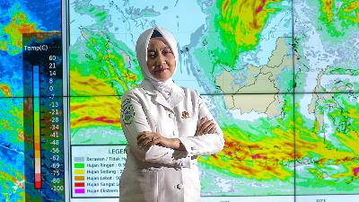 Meteorology, Climatology, and Geophysics Agency (BMKG) Chair Dwikorita Karnawati poses in front of the weather monitoring screen during a photo shoot session for Tempo Magazine at the BMKG headquarters in Jakarta, December 28, 2022.
Tempo/Tony Hartawan
